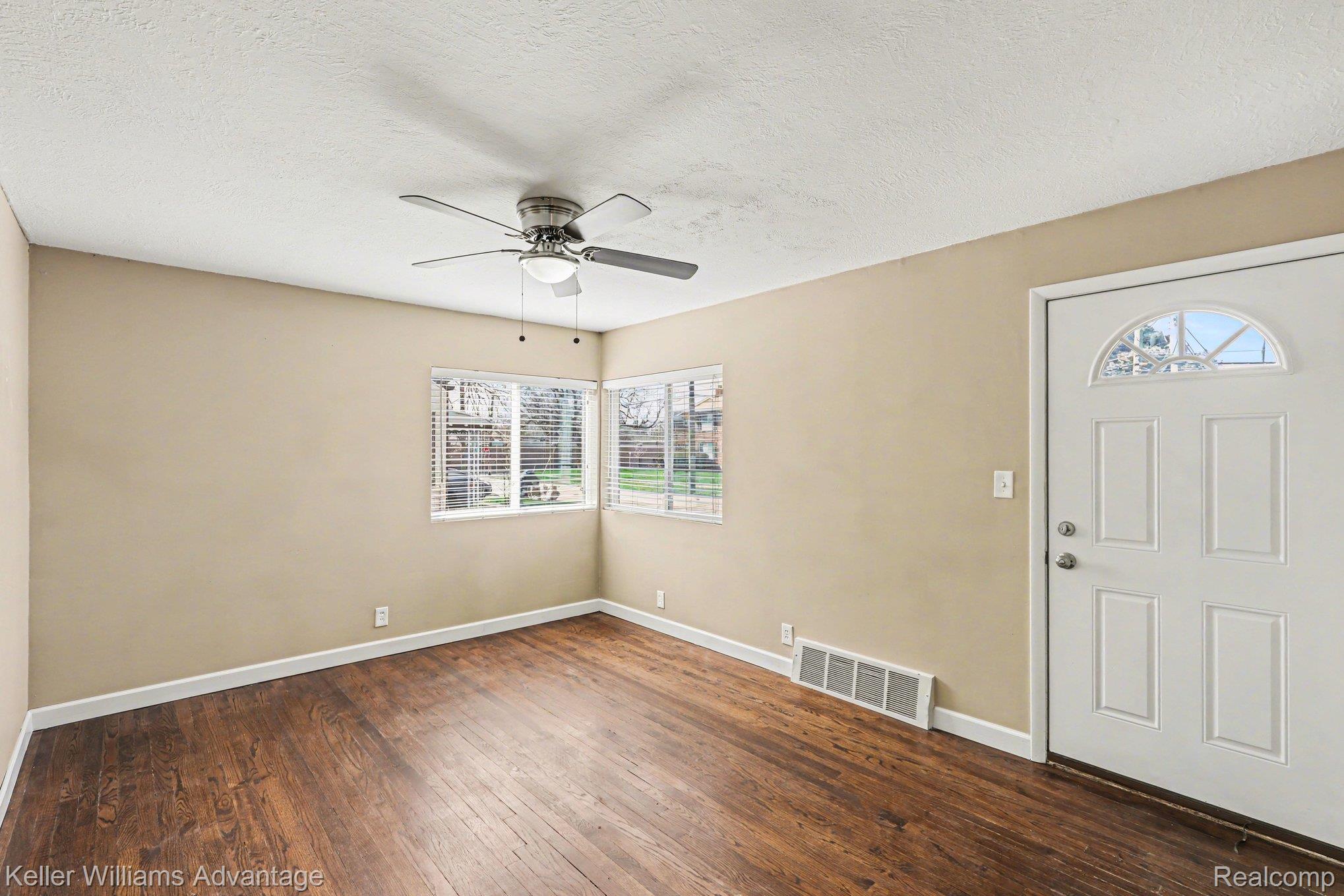 941 W Farnum Avenue
