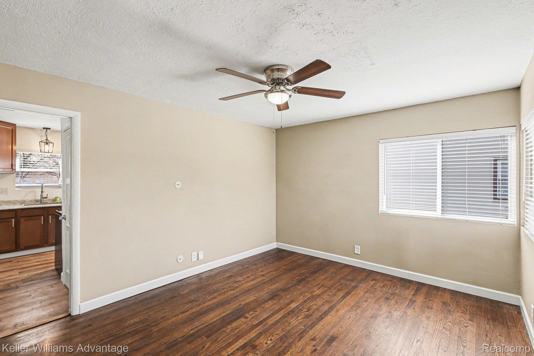 941 W Farnum Avenue