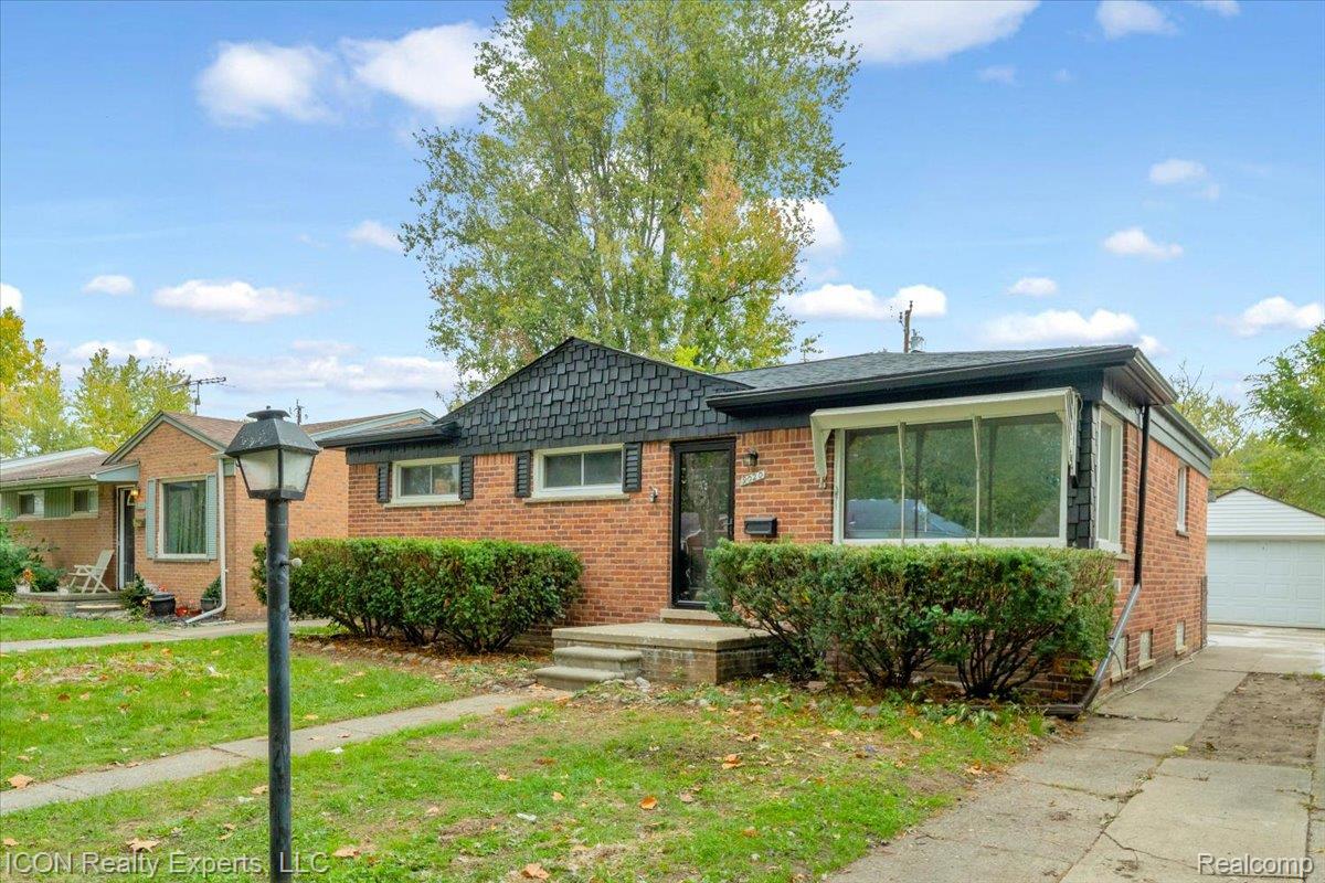 9020 Leverne