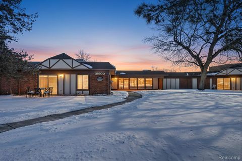 29900 N Grand Oaks Drive Warren City MI 48092