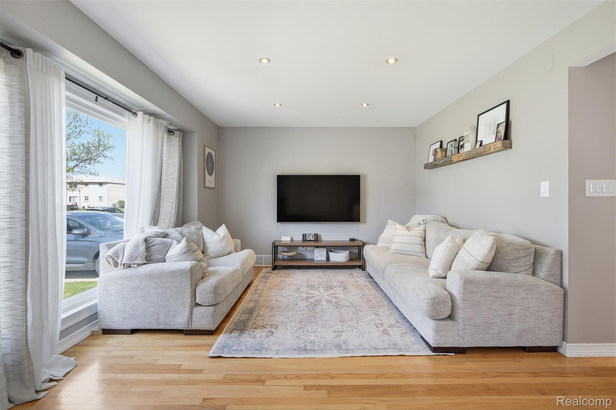 65 W Elmwood Avenue