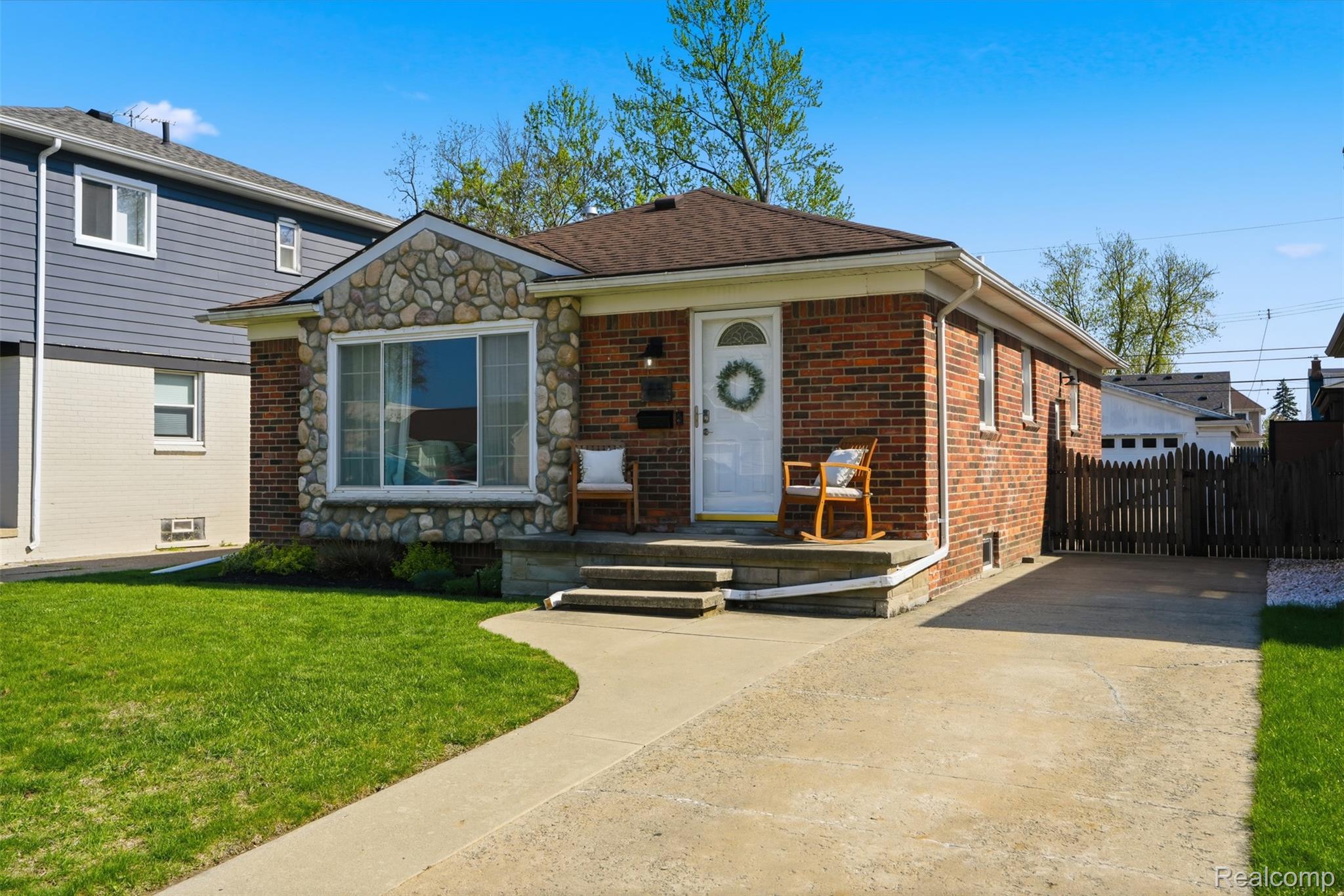 65 W Elmwood Avenue