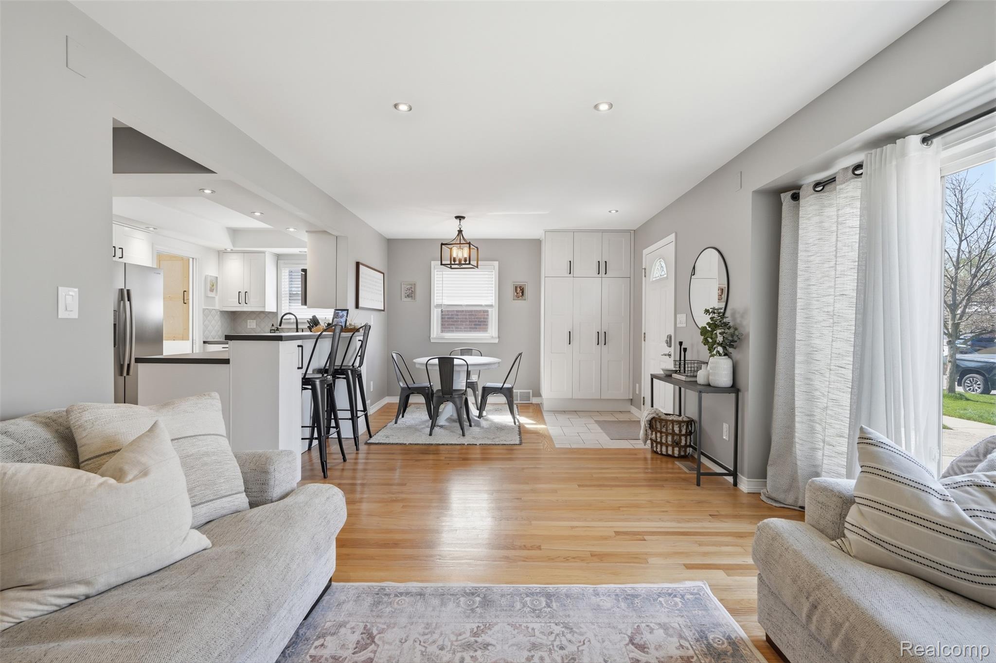 65 W Elmwood Avenue