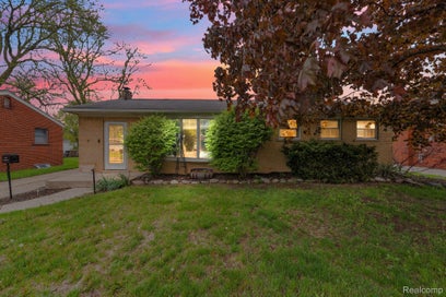 37022 Pinewood Road Wayne City MI 48184