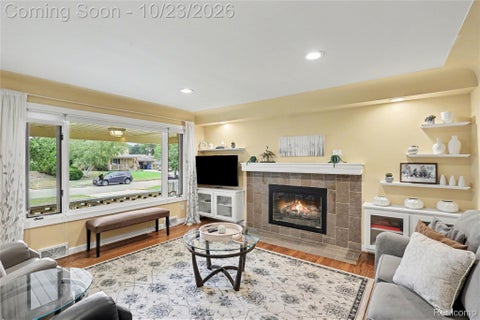 Tiny photo for 98 Edgelake Drive, Waterford Charter Township, MI 48327 (MLS # 20261060527)