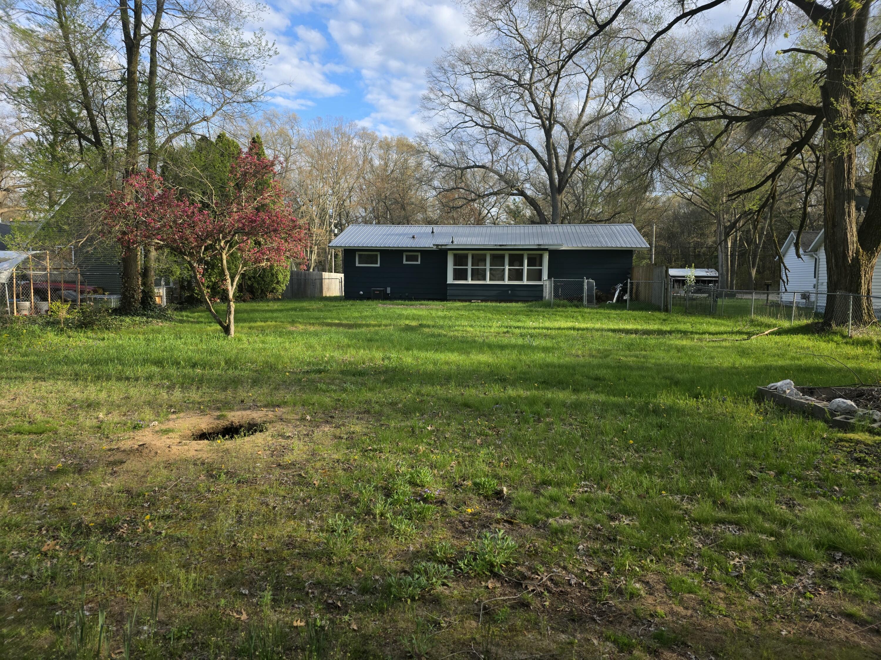 586 W River Road