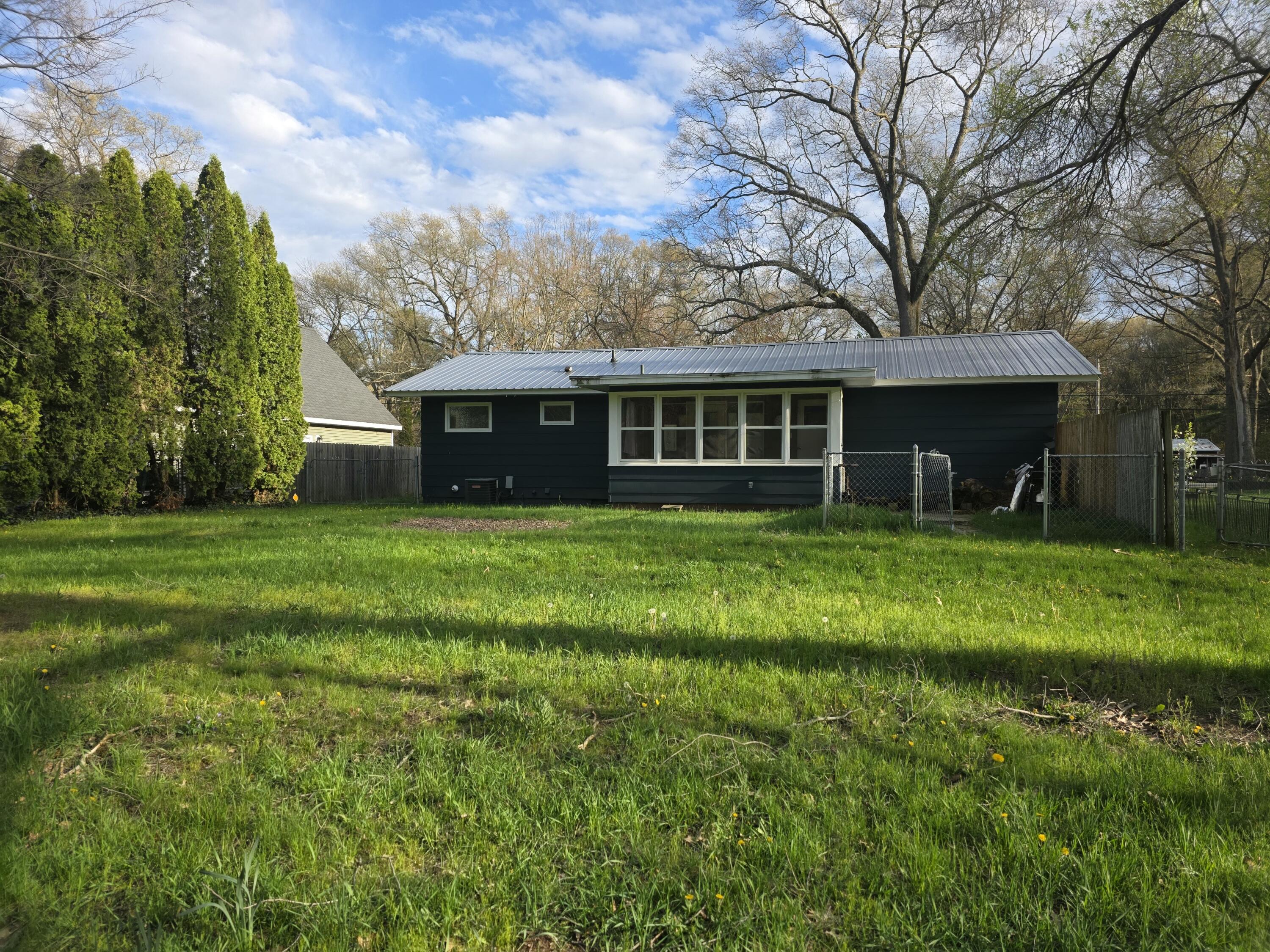586 W River Road