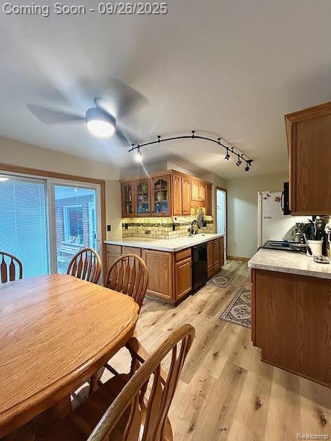 Madison Heights City, Michigan 48071, United States, 3 Bedrooms Bedrooms, ,2 BathroomsBathrooms,Residential,Pending,215485