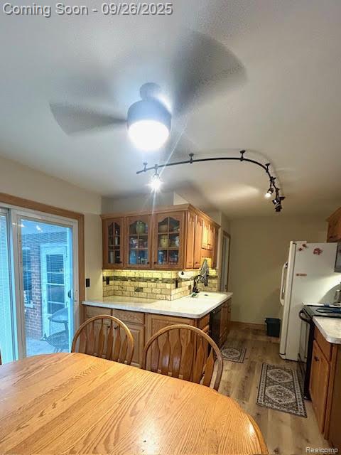 Madison Heights City, Michigan 48071, United States, 3 Bedrooms Bedrooms, ,2 BathroomsBathrooms,Residential,Pending,215485