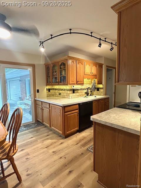 Madison Heights City, Michigan 48071, United States, 3 Bedrooms Bedrooms, ,2 BathroomsBathrooms,Residential,Pending,215485