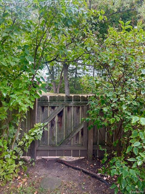 Madison Heights City, Michigan 48071, United States, 3 Bedrooms Bedrooms, ,2 BathroomsBathrooms,Residential,Pending,215485