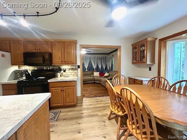 Madison Heights City, Michigan 48071, United States, 3 Bedrooms Bedrooms, ,2 BathroomsBathrooms,Residential,Pending,215485