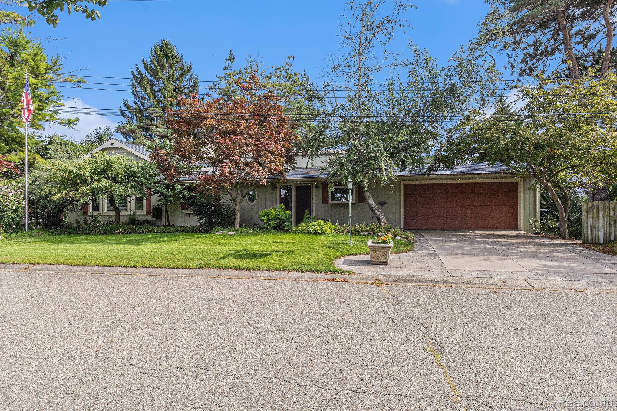 Lake Orion Village, Michigan 48362, United States, 4 Bedrooms Bedrooms, ,4 BathroomsBathrooms,Residential,Pending,208323