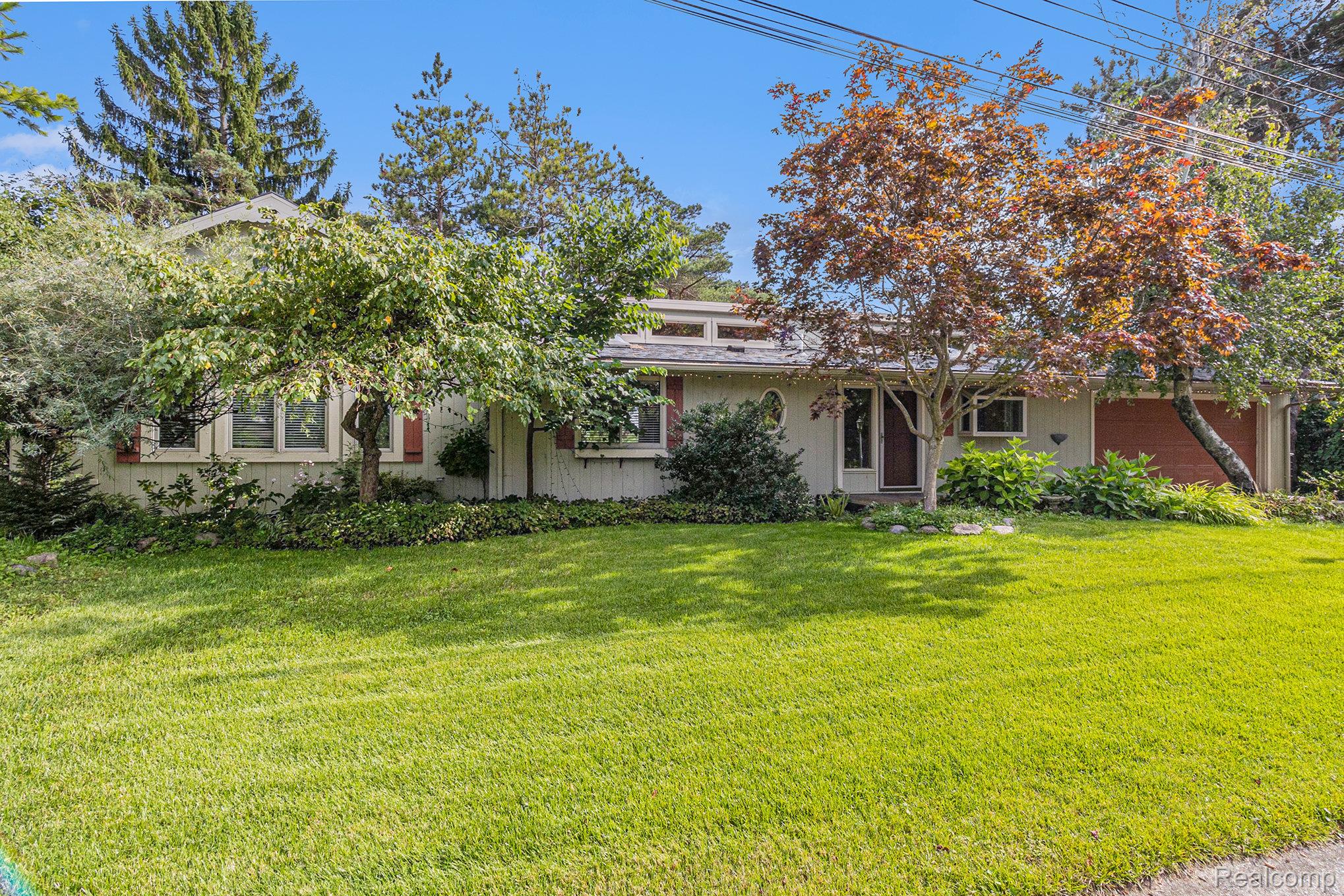 Lake Orion Village, Michigan 48362, United States, 4 Bedrooms Bedrooms, ,4 BathroomsBathrooms,Residential,Pending,208323