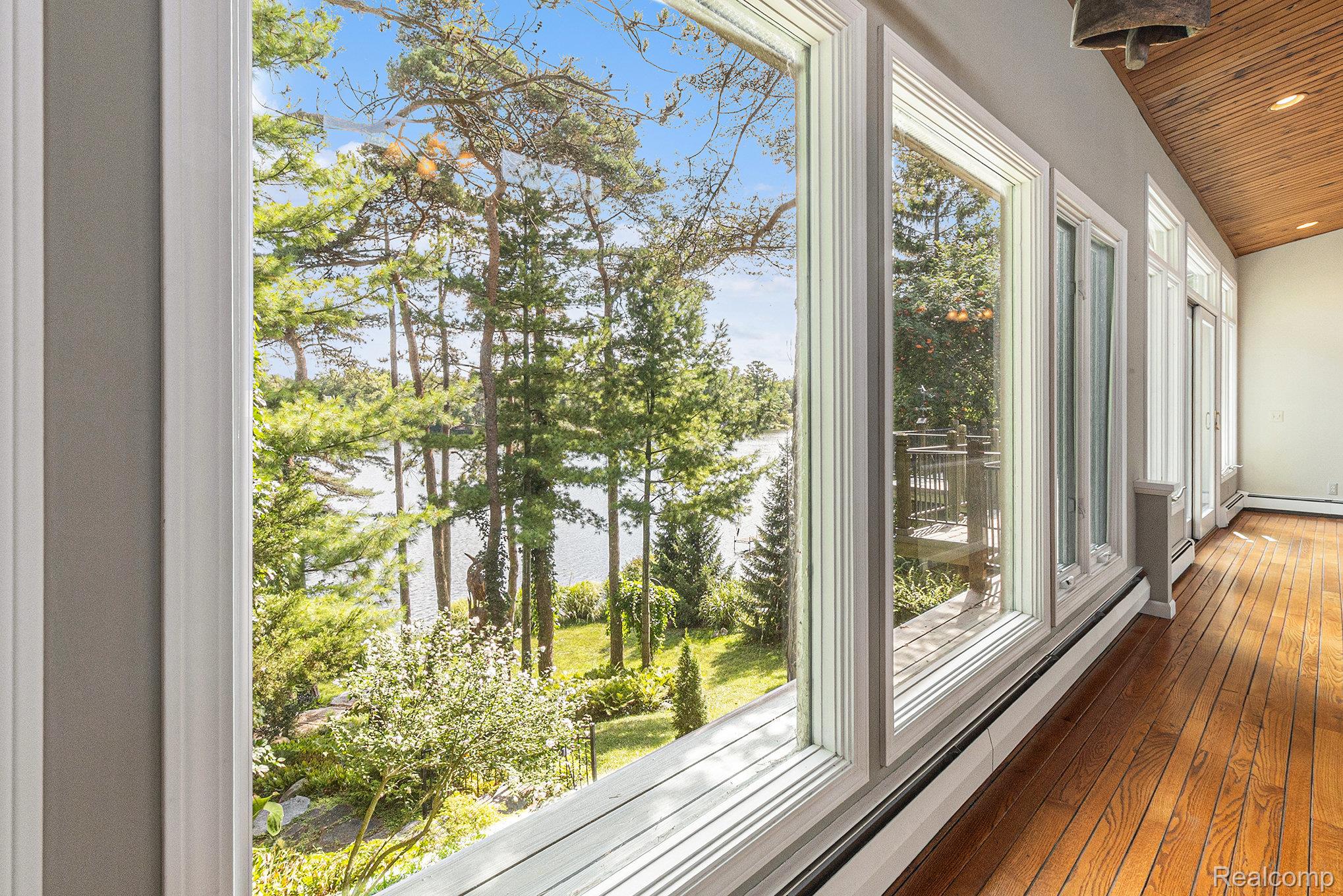 Lake Orion Village, Michigan 48362, United States, 4 Bedrooms Bedrooms, ,4 BathroomsBathrooms,Residential,Pending,208323