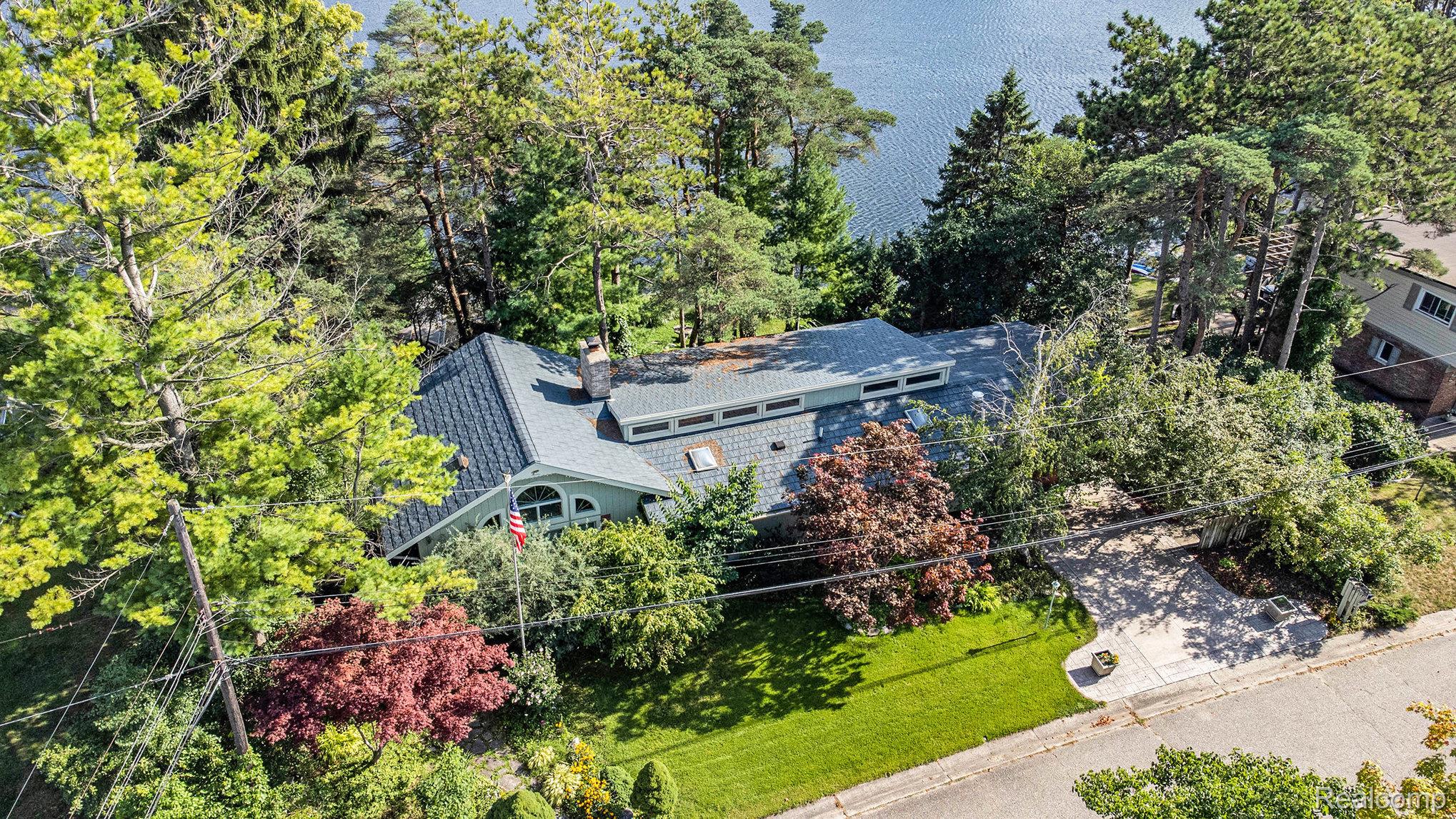 Lake Orion Village, Michigan 48362, United States, 4 Bedrooms Bedrooms, ,4 BathroomsBathrooms,Residential,Pending,208323