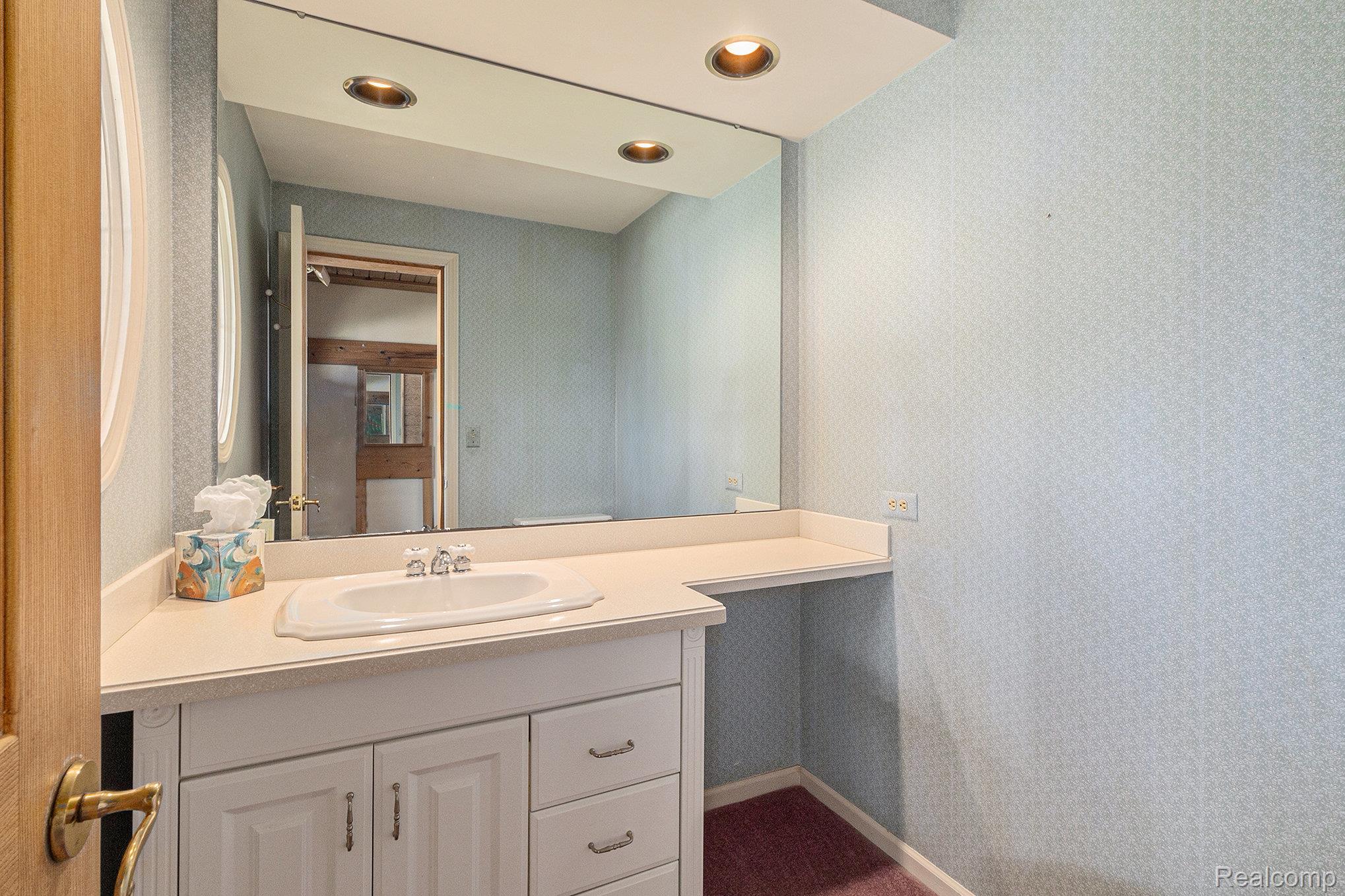 Lake Orion Village, Michigan 48362, United States, 4 Bedrooms Bedrooms, ,4 BathroomsBathrooms,Residential,Pending,208323