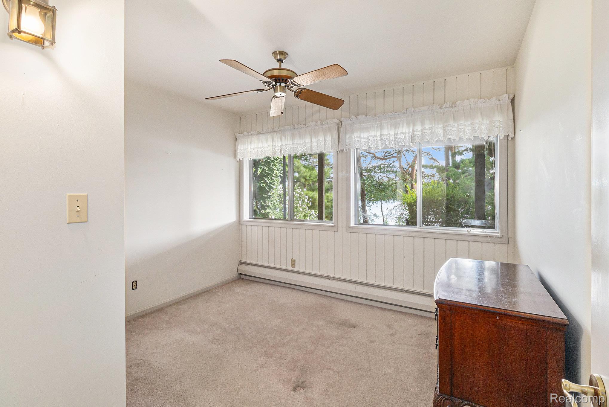 Lake Orion Village, Michigan 48362, United States, 4 Bedrooms Bedrooms, ,4 BathroomsBathrooms,Residential,Pending,208323