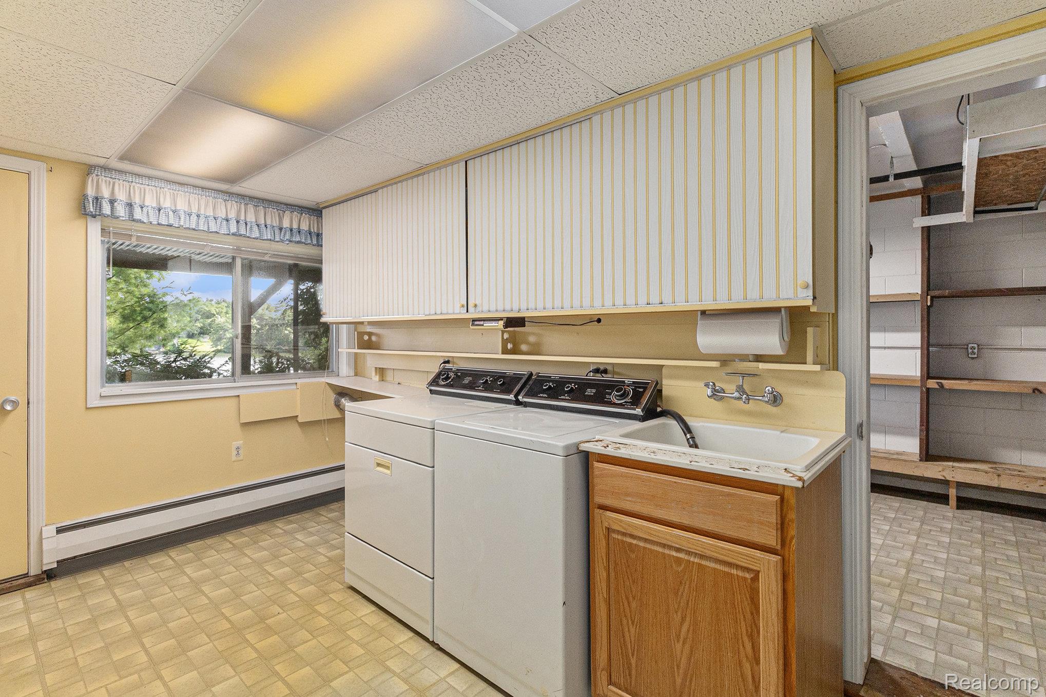 Lake Orion Village, Michigan 48362, United States, 4 Bedrooms Bedrooms, ,4 BathroomsBathrooms,Residential,Pending,208323