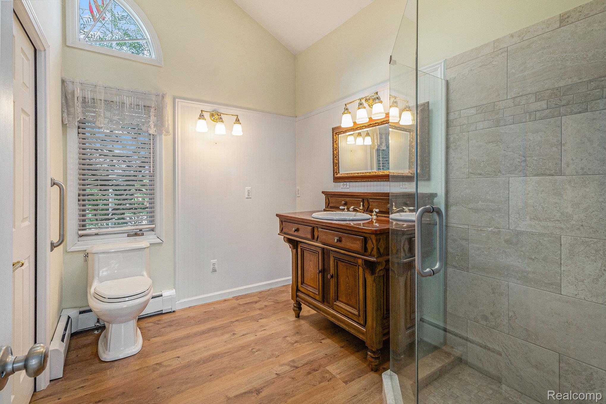 Lake Orion Village, Michigan 48362, United States, 4 Bedrooms Bedrooms, ,4 BathroomsBathrooms,Residential,Pending,208323