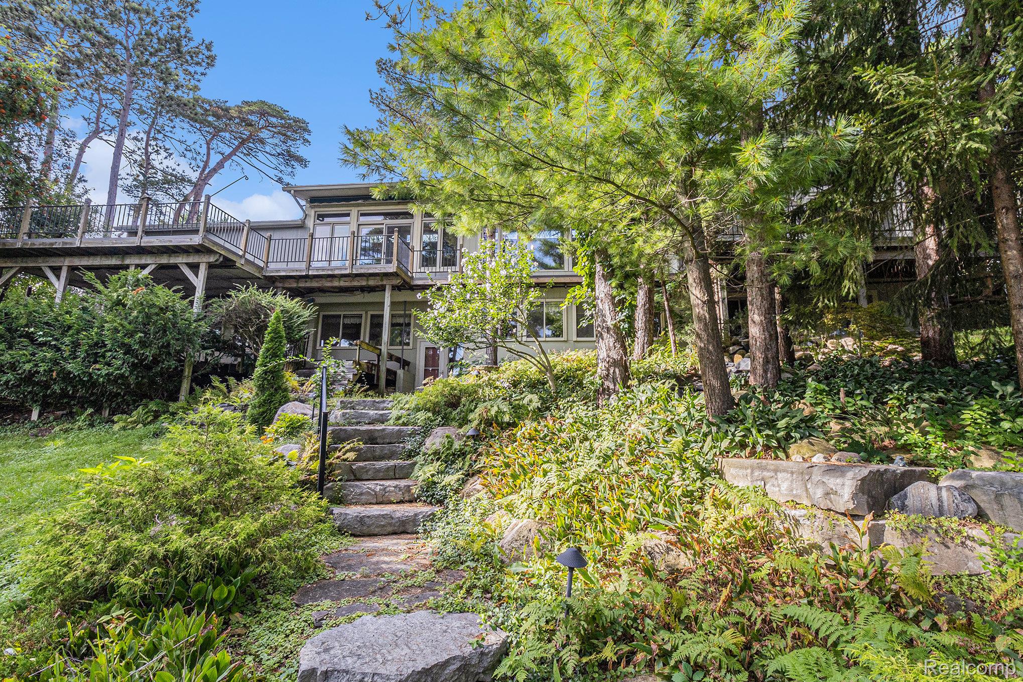 Lake Orion Village, Michigan 48362, United States, 4 Bedrooms Bedrooms, ,4 BathroomsBathrooms,Residential,Pending,208323