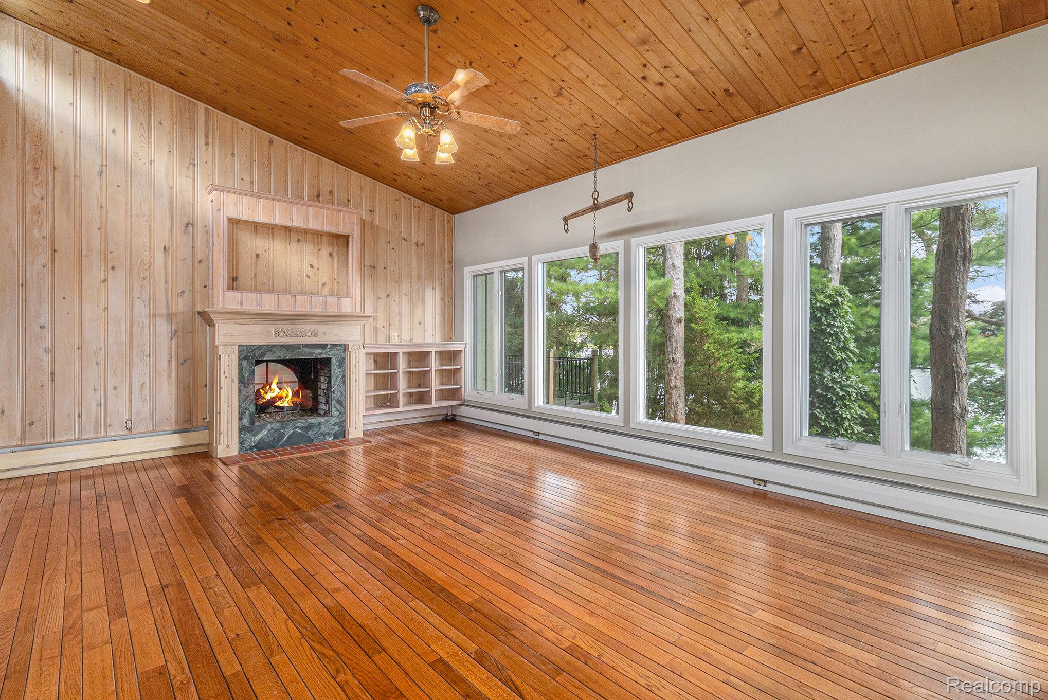 Lake Orion Village, Michigan 48362, United States, 4 Bedrooms Bedrooms, ,4 BathroomsBathrooms,Residential,Pending,208323