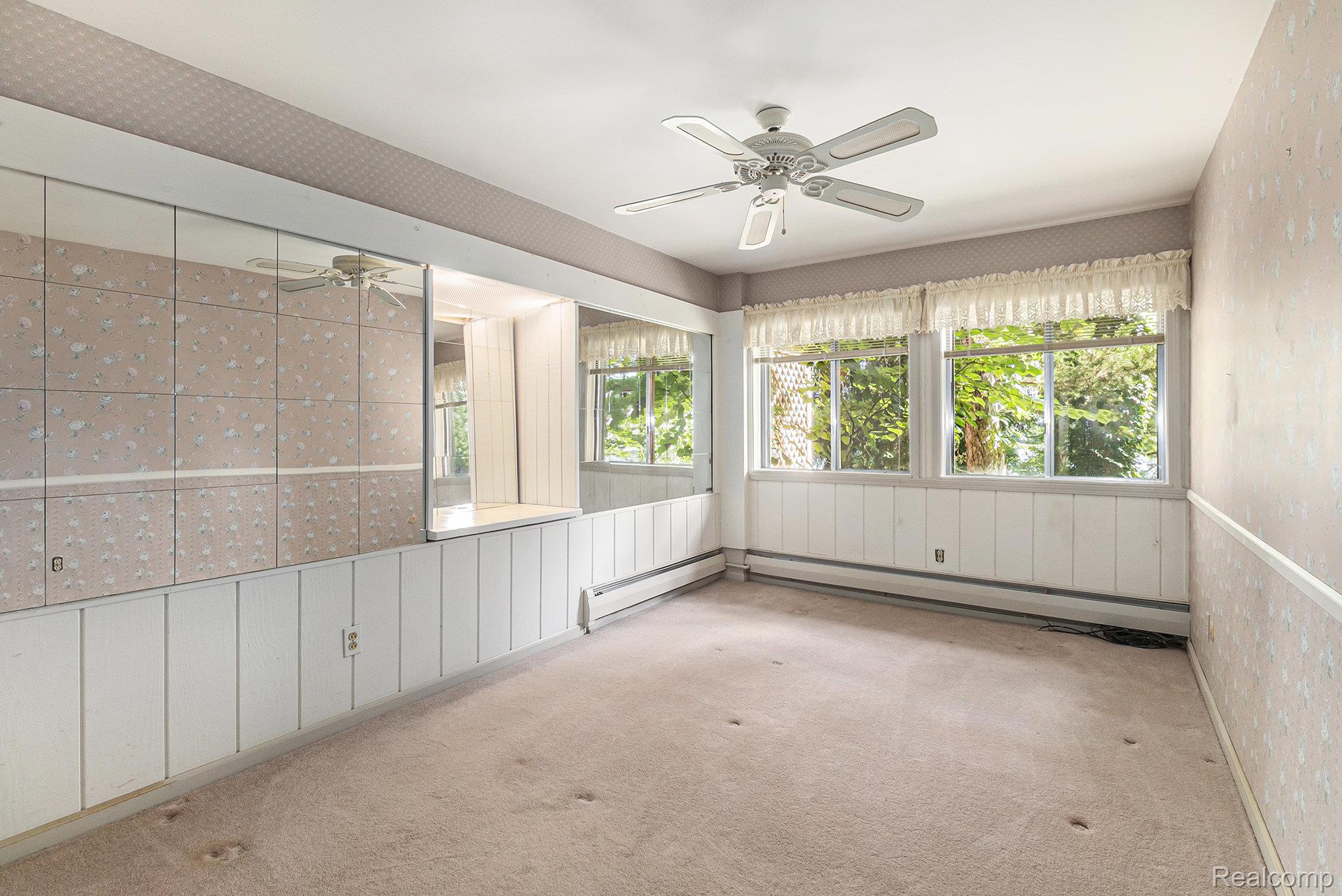 Lake Orion Village, Michigan 48362, United States, 4 Bedrooms Bedrooms, ,4 BathroomsBathrooms,Residential,Pending,208323