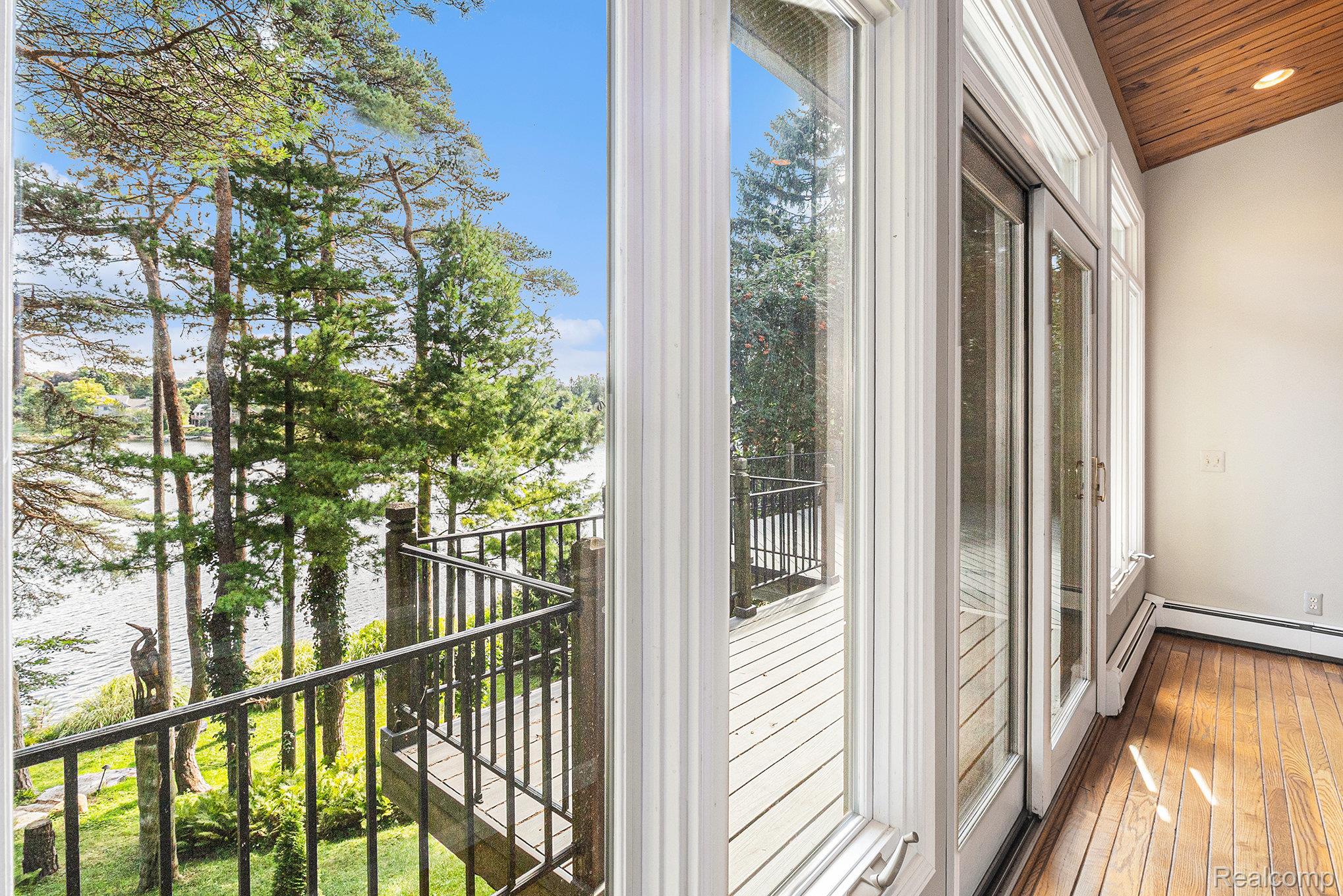 Lake Orion Village, Michigan 48362, United States, 4 Bedrooms Bedrooms, ,4 BathroomsBathrooms,Residential,Pending,208323