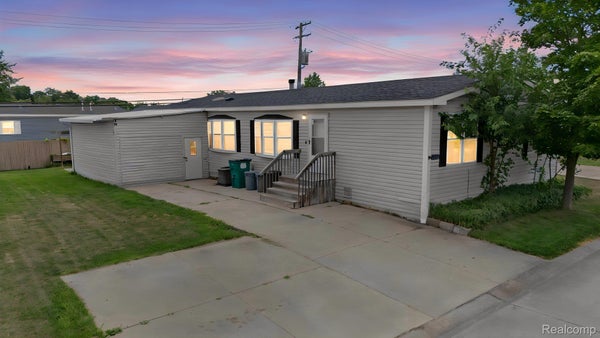 19921 RHAPSODY DR, CLINTON TOWNSHIP, MI 48036 - Image 43773b92af7207c33eb132ceebcb688c/1315949910