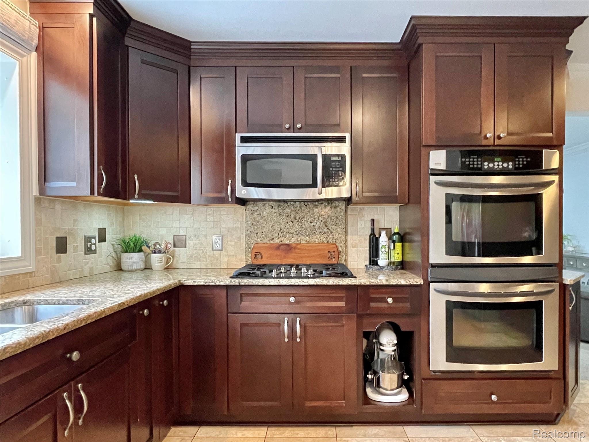 Oakland Charter Township, Michigan 48306, United States, 4 Bedrooms Bedrooms, ,4 BathroomsBathrooms,Residential,Pending,195968