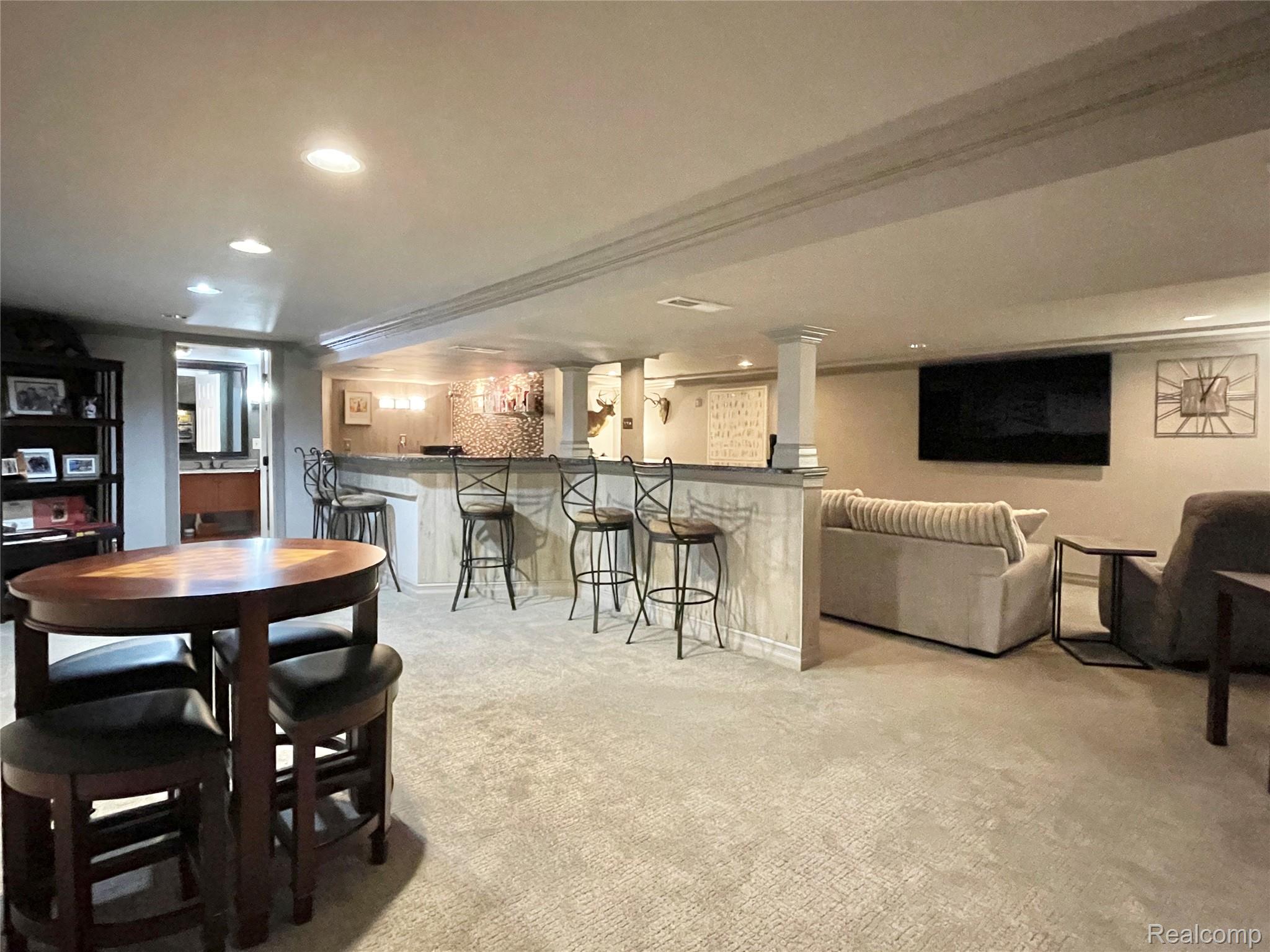 Oakland Charter Township, Michigan 48306, United States, 4 Bedrooms Bedrooms, ,4 BathroomsBathrooms,Residential,Pending,195968