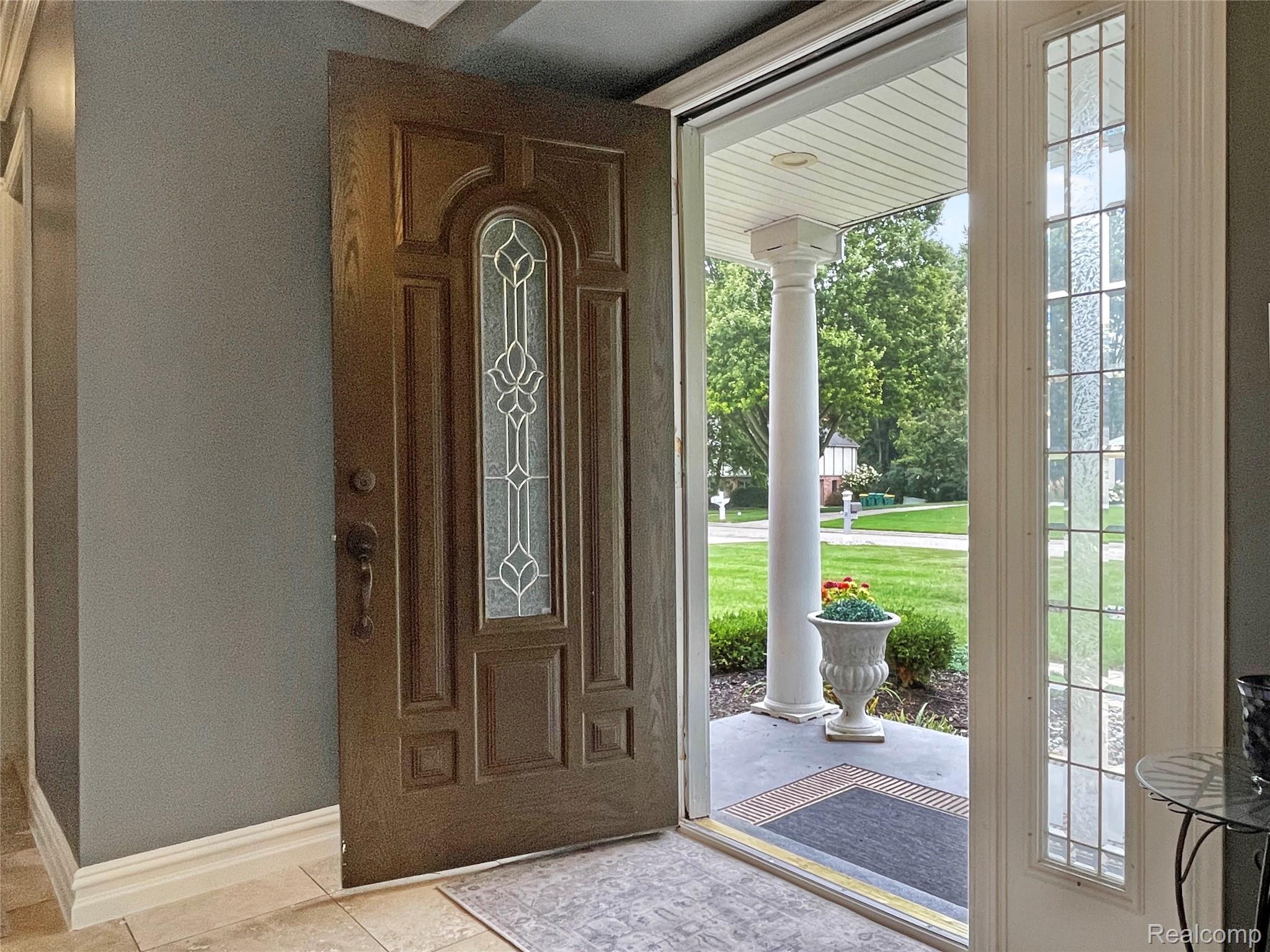 Oakland Charter Township, Michigan 48306, United States, 4 Bedrooms Bedrooms, ,4 BathroomsBathrooms,Residential,Pending,195968