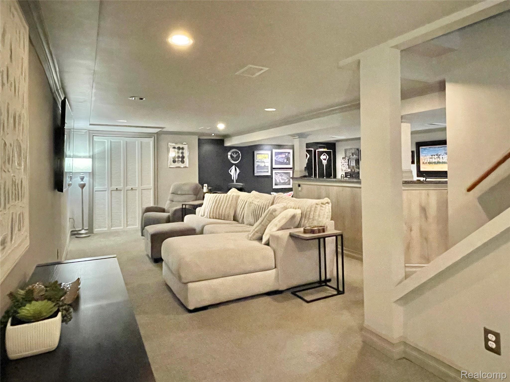 Oakland Charter Township, Michigan 48306, United States, 4 Bedrooms Bedrooms, ,4 BathroomsBathrooms,Residential,Pending,195968