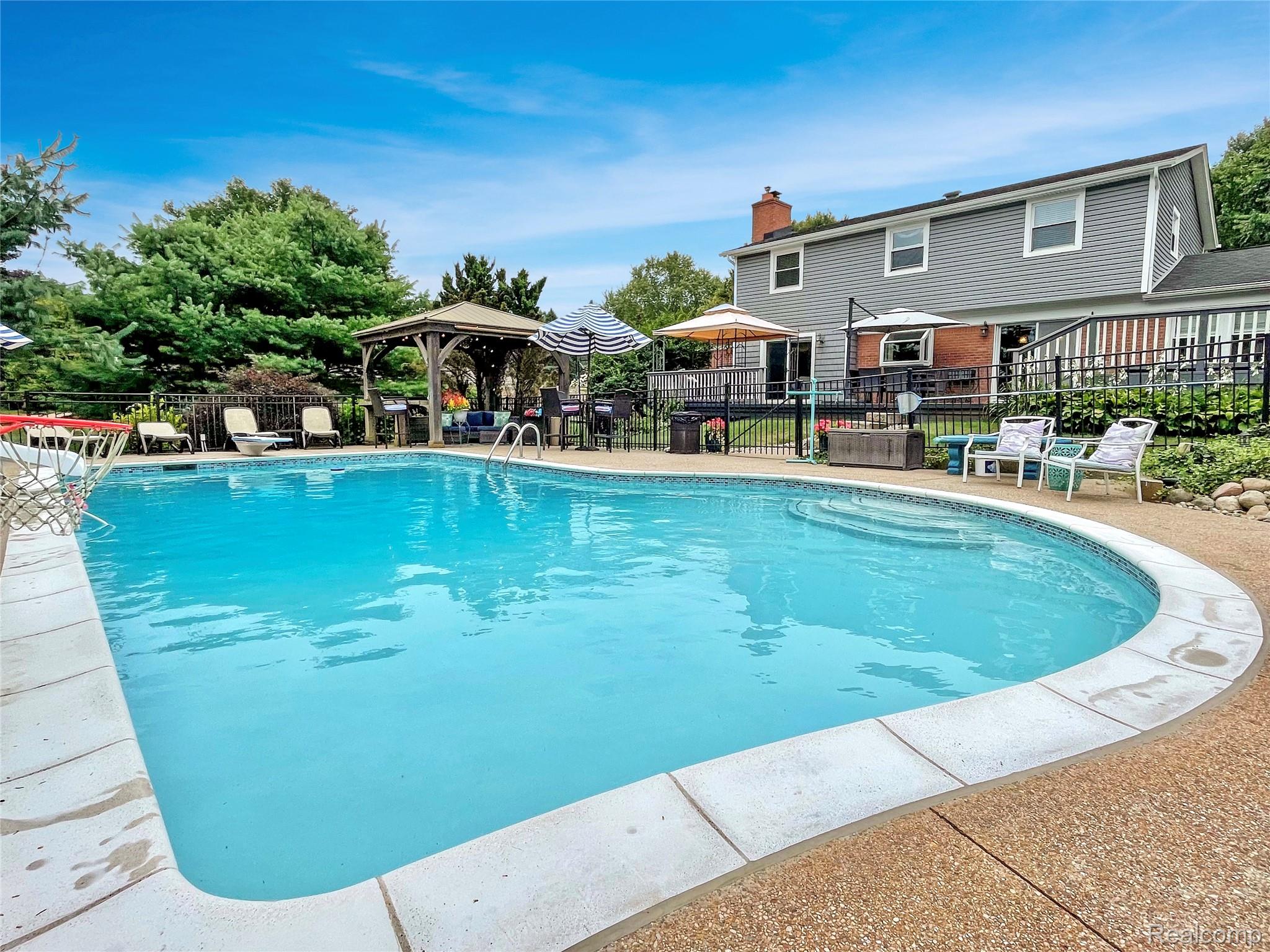 Oakland Charter Township, Michigan 48306, United States, 4 Bedrooms Bedrooms, ,4 BathroomsBathrooms,Residential,Pending,195968