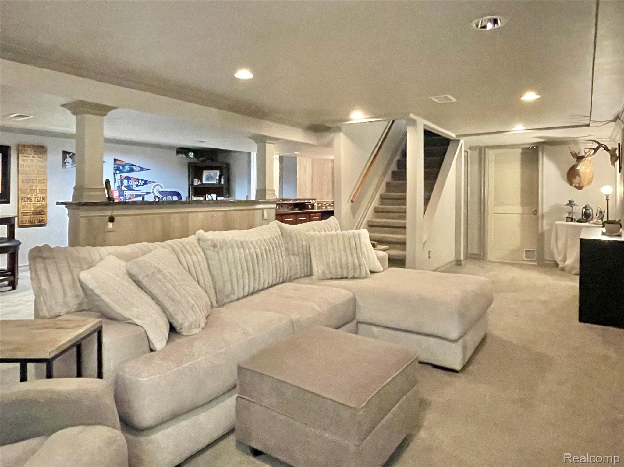 Oakland Charter Township, Michigan 48306, United States, 4 Bedrooms Bedrooms, ,4 BathroomsBathrooms,Residential,Pending,195968