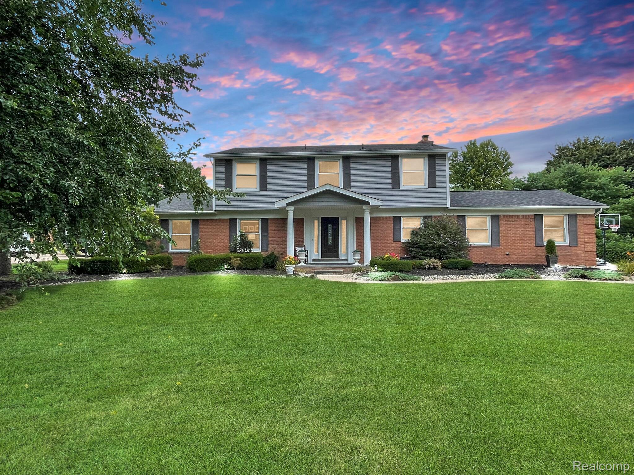 Oakland Charter Township, Michigan 48306, United States, 4 Bedrooms Bedrooms, ,4 BathroomsBathrooms,Residential,Pending,195968