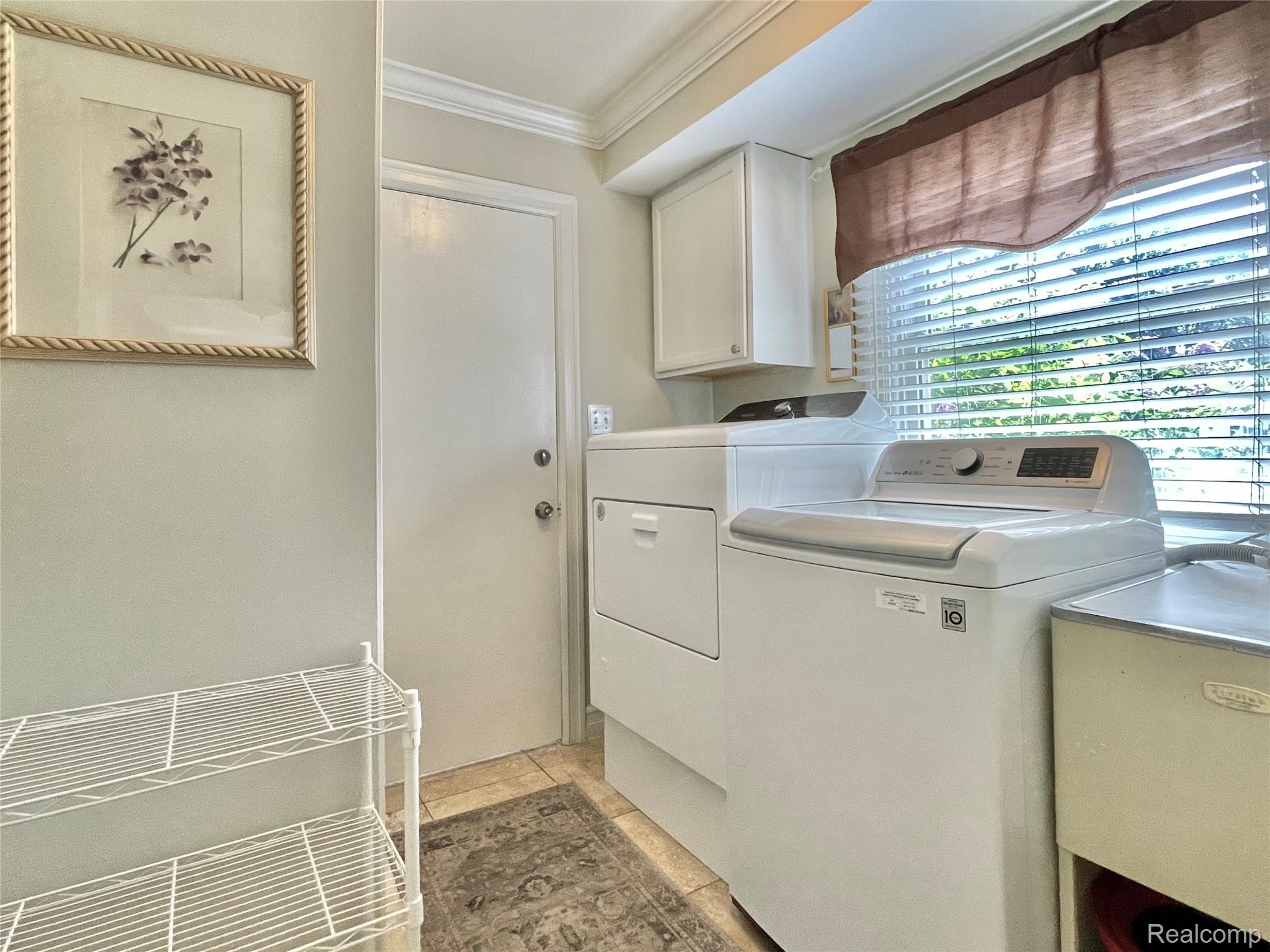 Oakland Charter Township, Michigan 48306, United States, 4 Bedrooms Bedrooms, ,4 BathroomsBathrooms,Residential,Pending,195968