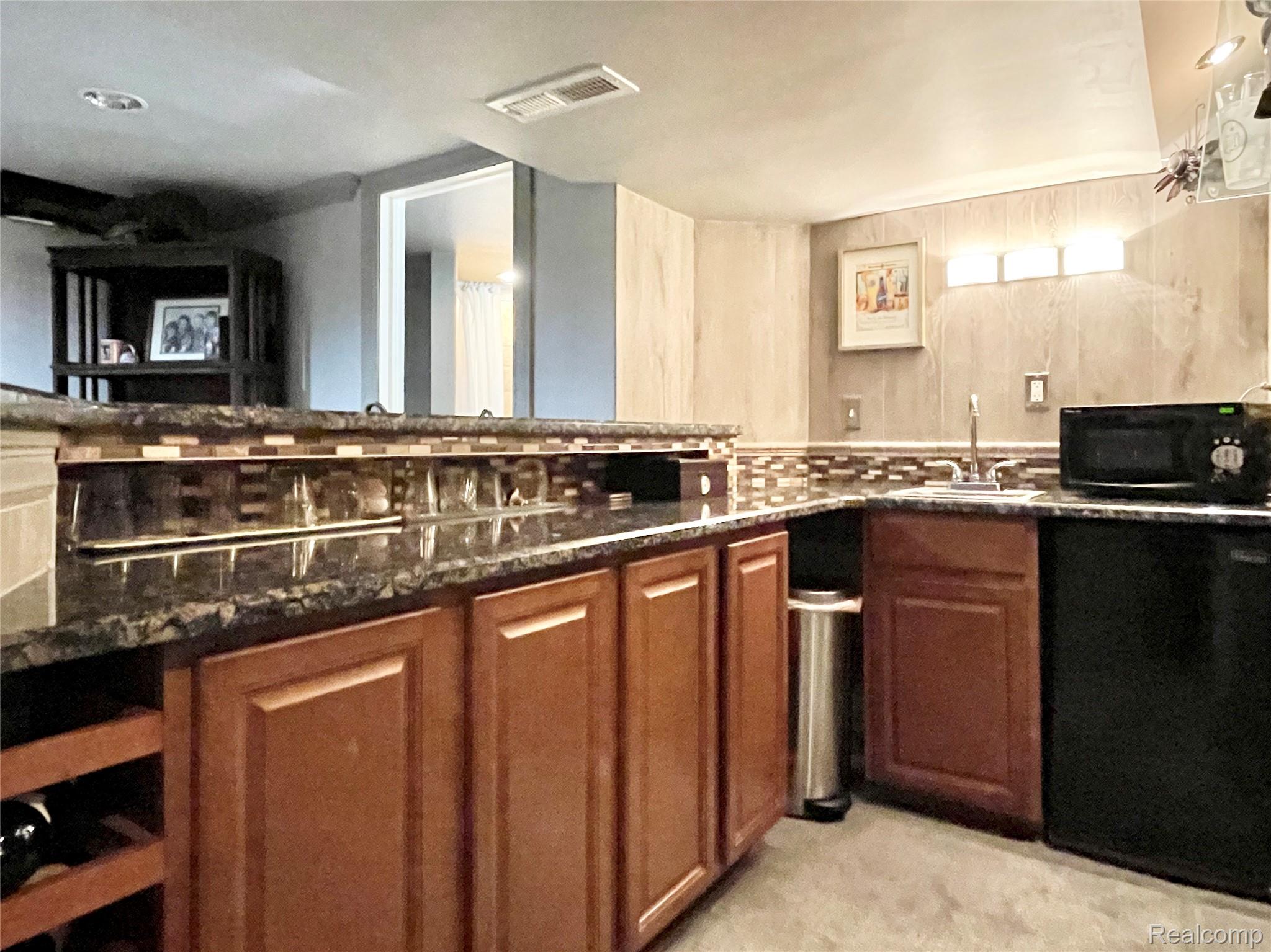 Oakland Charter Township, Michigan 48306, United States, 4 Bedrooms Bedrooms, ,4 BathroomsBathrooms,Residential,Pending,195968