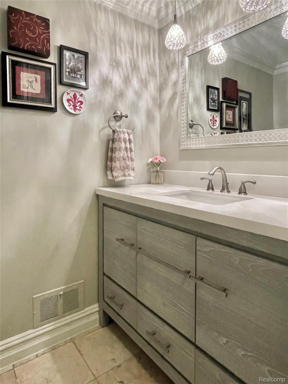 Oakland Charter Township, Michigan 48306, United States, 4 Bedrooms Bedrooms, ,4 BathroomsBathrooms,Residential,Pending,195968