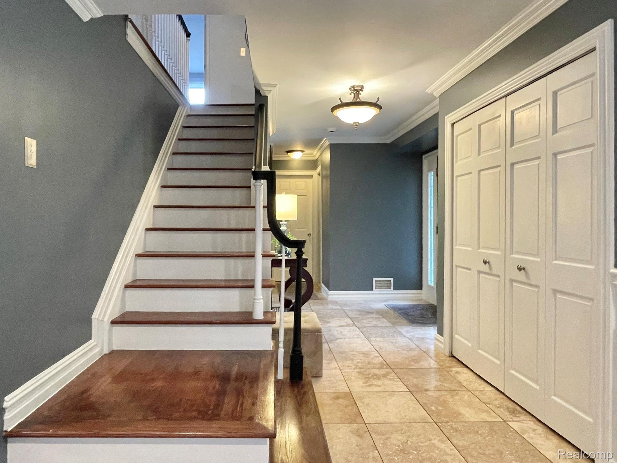 Oakland Charter Township, Michigan 48306, United States, 4 Bedrooms Bedrooms, ,4 BathroomsBathrooms,Residential,Pending,195968