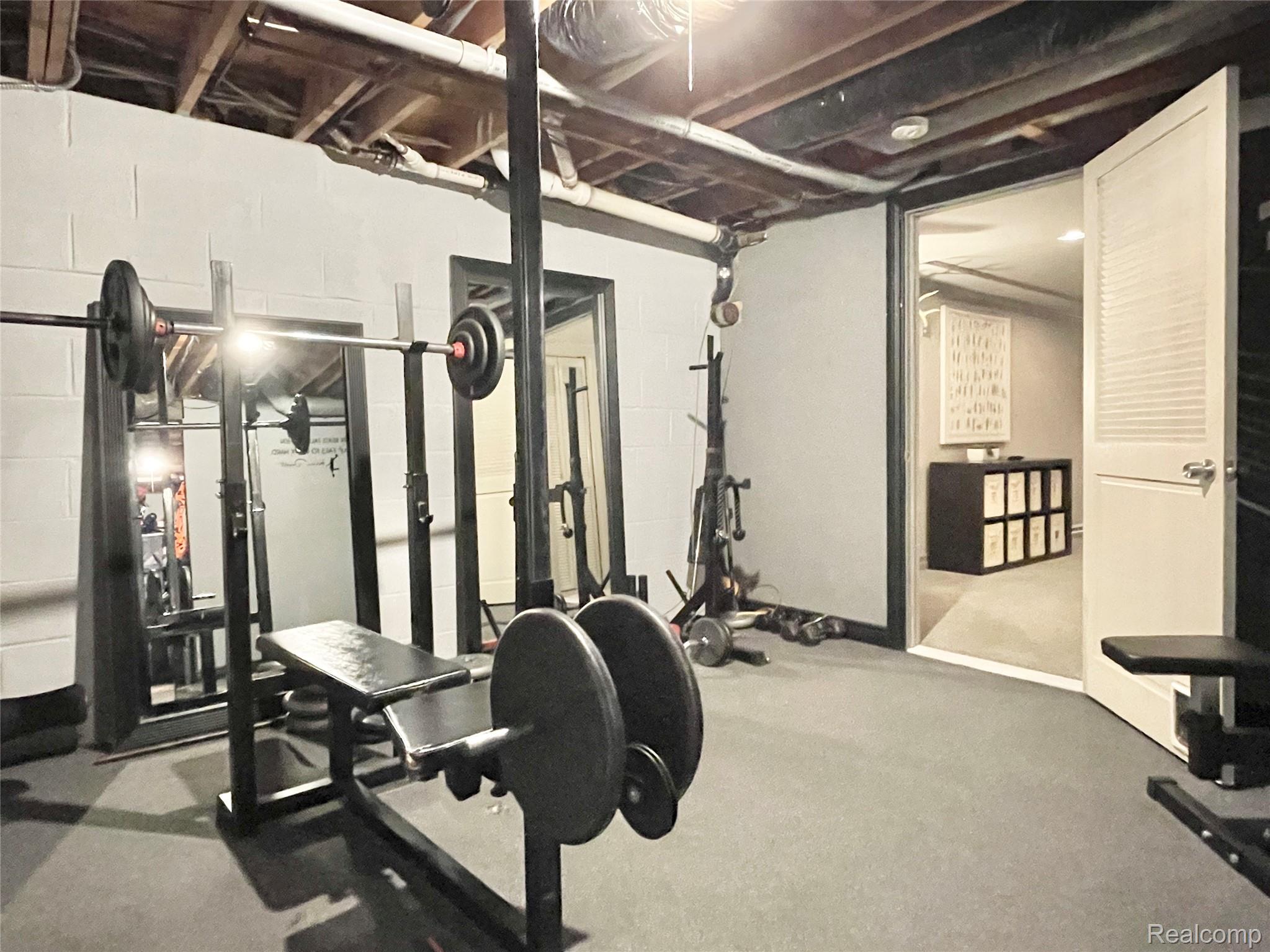 Oakland Charter Township, Michigan 48306, United States, 4 Bedrooms Bedrooms, ,4 BathroomsBathrooms,Residential,Pending,195968