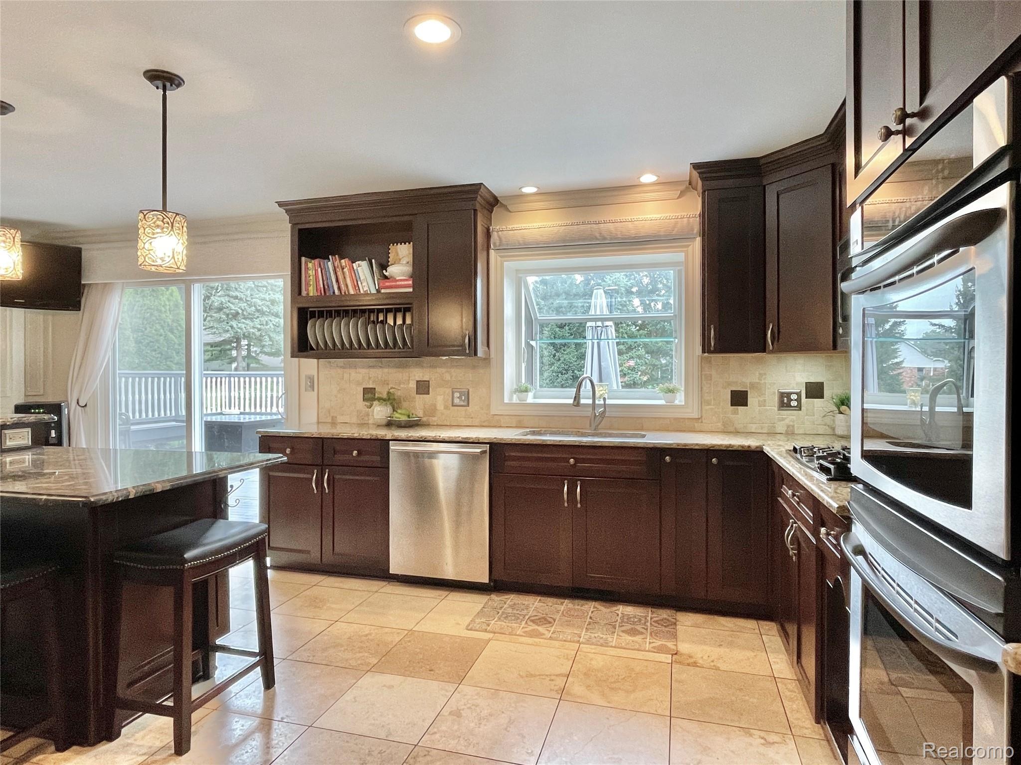 Oakland Charter Township, Michigan 48306, United States, 4 Bedrooms Bedrooms, ,4 BathroomsBathrooms,Residential,Pending,195968