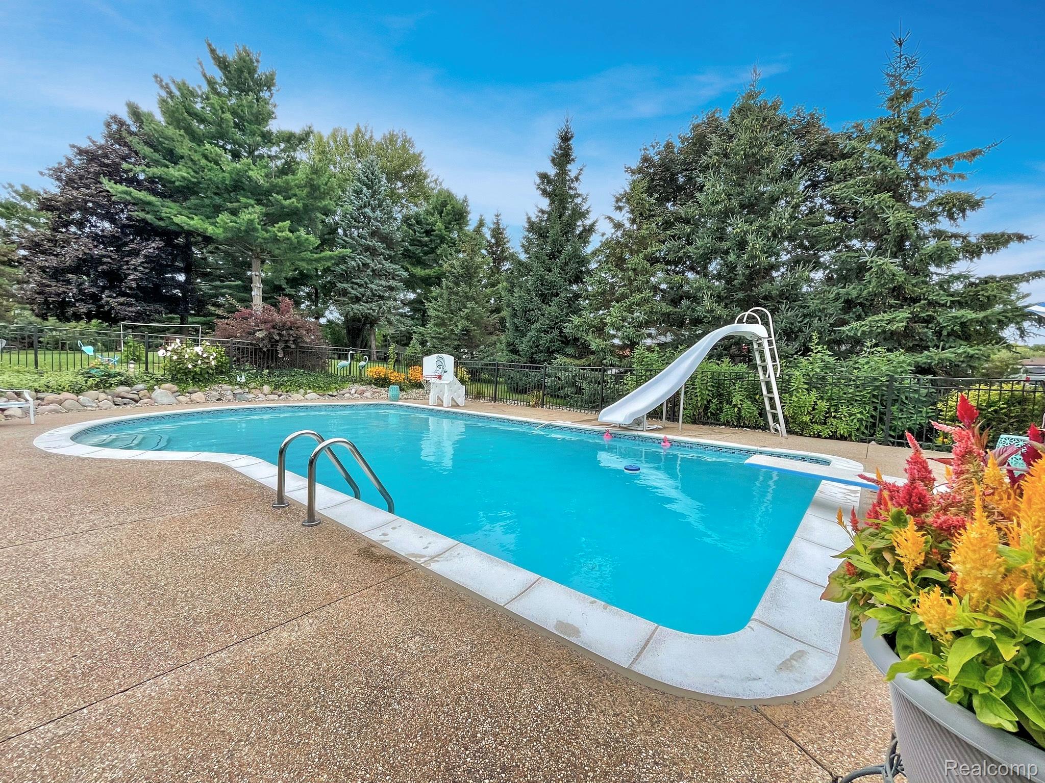 Oakland Charter Township, Michigan 48306, United States, 4 Bedrooms Bedrooms, ,4 BathroomsBathrooms,Residential,Pending,195968