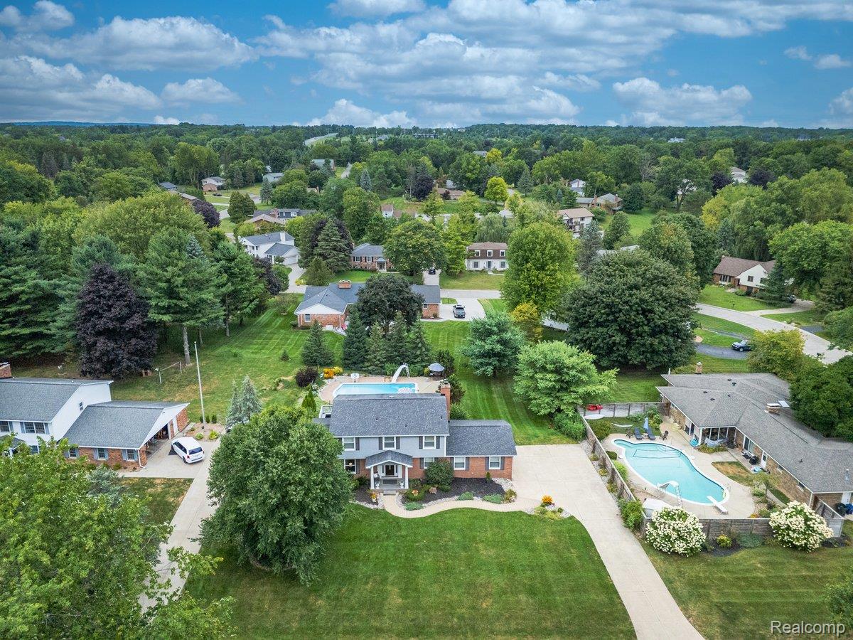Oakland Charter Township, Michigan 48306, United States, 4 Bedrooms Bedrooms, ,4 BathroomsBathrooms,Residential,Pending,195968