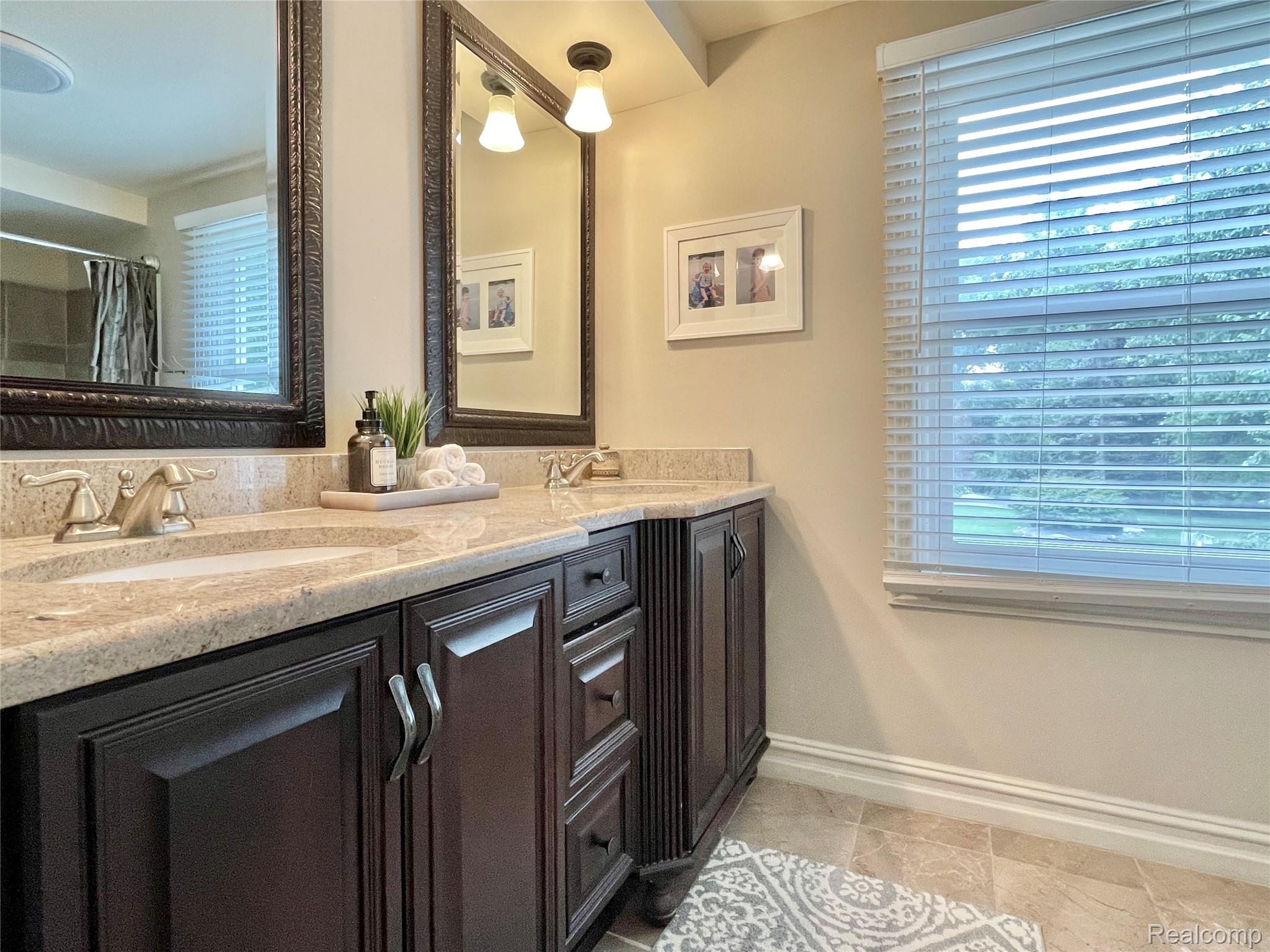 Oakland Charter Township, Michigan 48306, United States, 4 Bedrooms Bedrooms, ,4 BathroomsBathrooms,Residential,Pending,195968