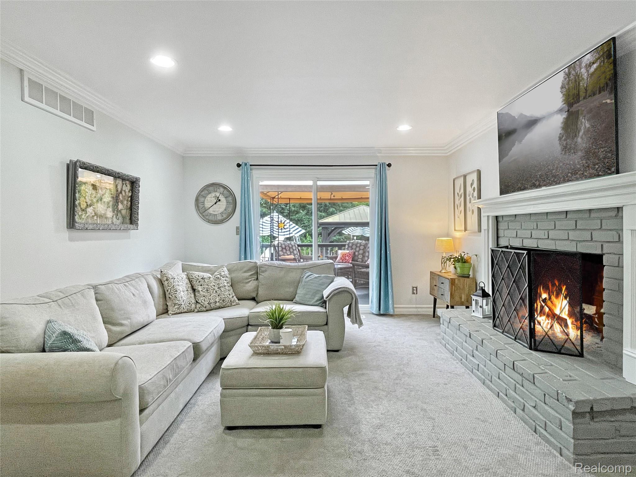 Oakland Charter Township, Michigan 48306, United States, 4 Bedrooms Bedrooms, ,4 BathroomsBathrooms,Residential,Pending,195968