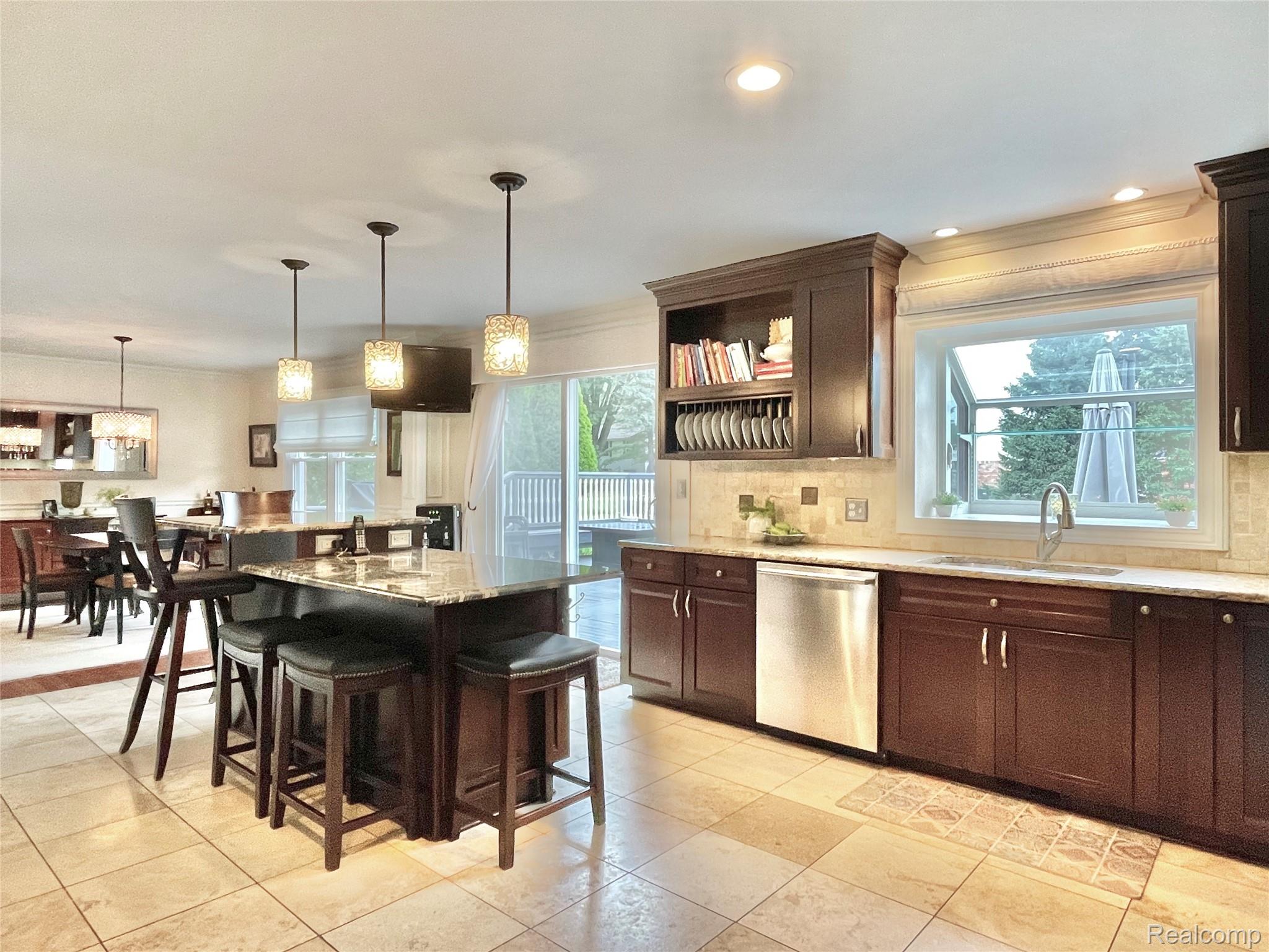 Oakland Charter Township, Michigan 48306, United States, 4 Bedrooms Bedrooms, ,4 BathroomsBathrooms,Residential,Pending,195968