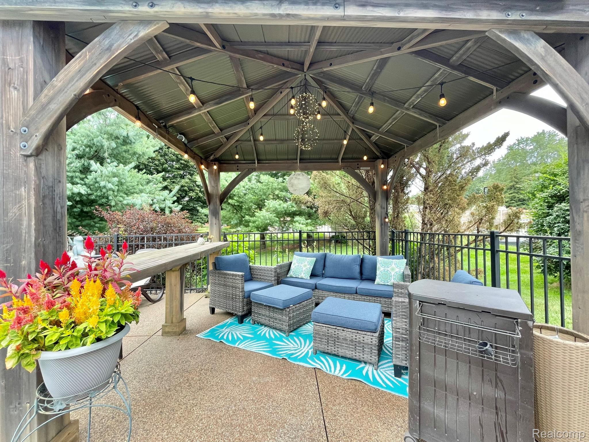 Oakland Charter Township, Michigan 48306, United States, 4 Bedrooms Bedrooms, ,4 BathroomsBathrooms,Residential,Pending,195968