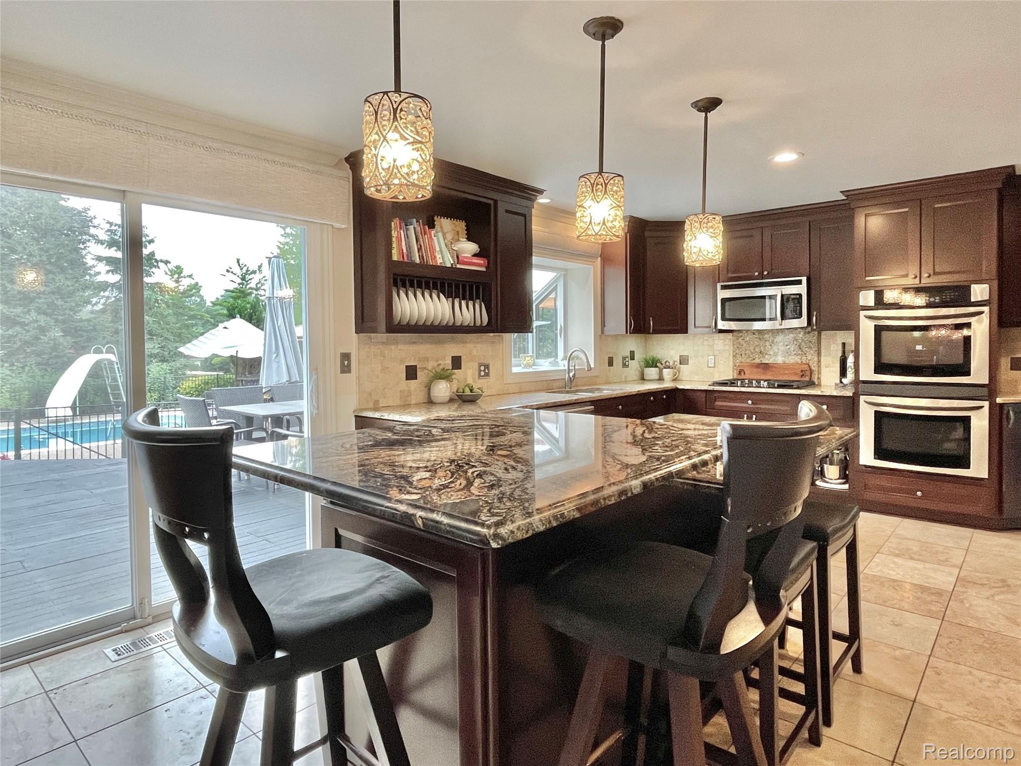 Oakland Charter Township, Michigan 48306, United States, 4 Bedrooms Bedrooms, ,4 BathroomsBathrooms,Residential,Pending,195968