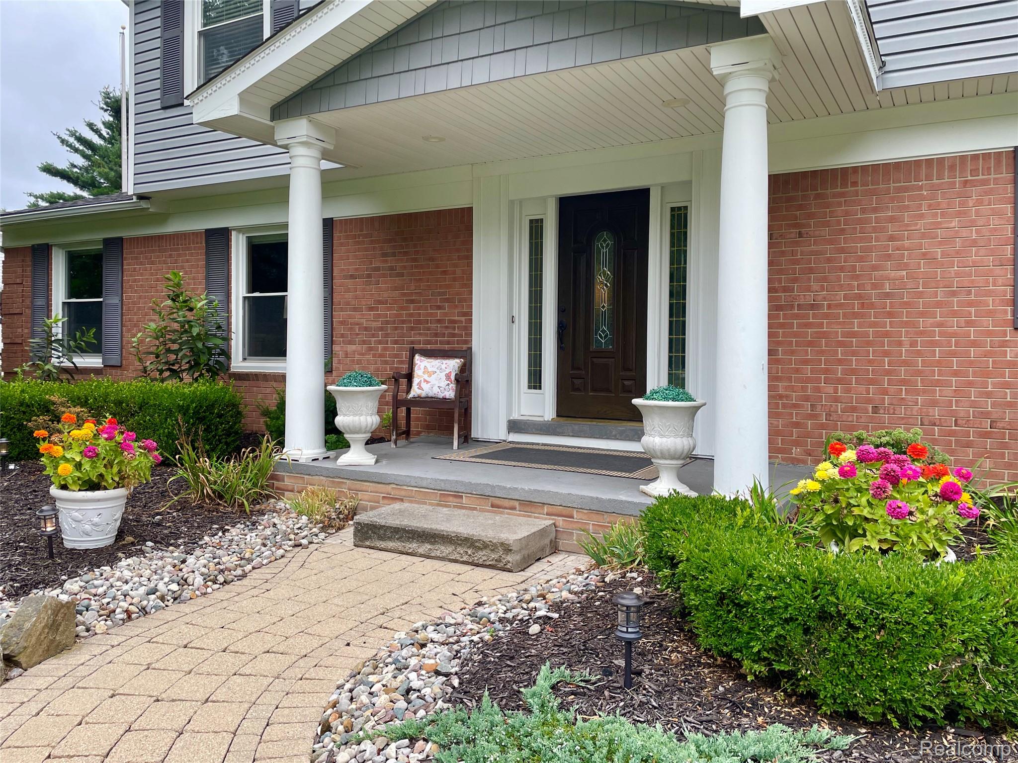 Oakland Charter Township, Michigan 48306, United States, 4 Bedrooms Bedrooms, ,4 BathroomsBathrooms,Residential,Pending,195968